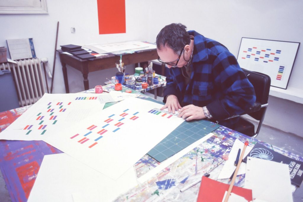 Waldo en su estudio pintando la serie Desarrollo Cromático del CEL.